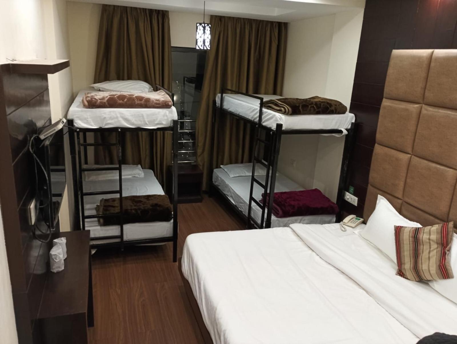 מוסורי The Bunkk Inn Hotel & Restaurant מראה חיצוני תמונה